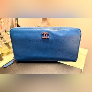 CHANEL Lucky Clover w/ Floral Printed Interior Round Zipper Long Wallet Leather